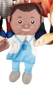 Kind met kort bruin haar, wit shirt en lichtblauwe tuinbroek (handpop)