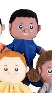 Kind met kort zwart haar, blauwe ogen en blauw shirt (handpop)