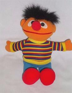 Ernie van Sesamstraat knuffel (attribuut)