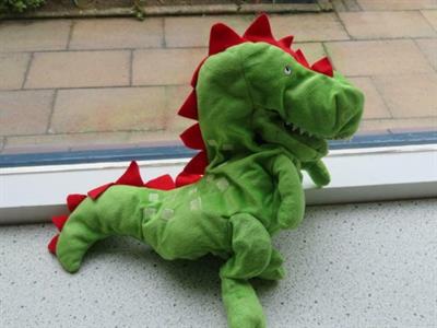 Draak of dinosaurus groen met rode stekels (handpop)