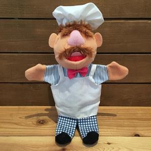 Kok met witte muts en roze vlinderdas (handpop)